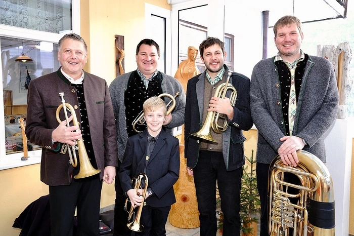 Abordnung der Irschener Blas mit Maxi Auernig