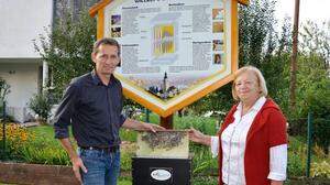 Heinz und Herta Köck bei einer Tafel ihres frisch erneuerten Bienenlehrpfads in St. Ruprecht, der am Donnerstag eröffnet wird
