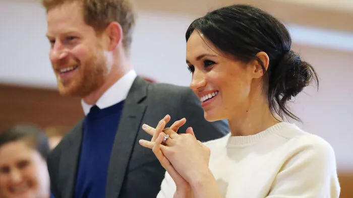 Knapp zwei Monate vor ihrer Hochzeit sind Prinz Harry und Meghan Markle am Freitag nach Nordirland gereist.