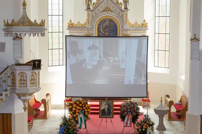 Hunderte Menschen aus Nah und Fern waren am Mittwoch nach Schladming gekommen, um von Hermann Kröll Abschied zu nehmen - der Gottesdienst wurde sogar auf eine Leinwand in die evangelische Kirche übertragen.