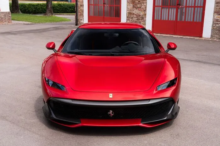 Das Unikat wurde im Designcenter von Ferrari auf Basis von Chassis und Fahrgestell des 488 GTB nach der ganz eigenen Vision und für die große Leidenschaft für den Rennsport des betuchten Tifosi geschaffen.