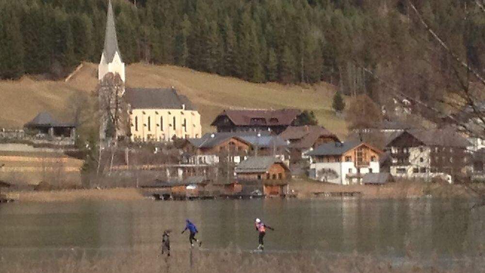 Trotz Sperre: Eisläufer sind am Sonntag am Weißensee unterwegs