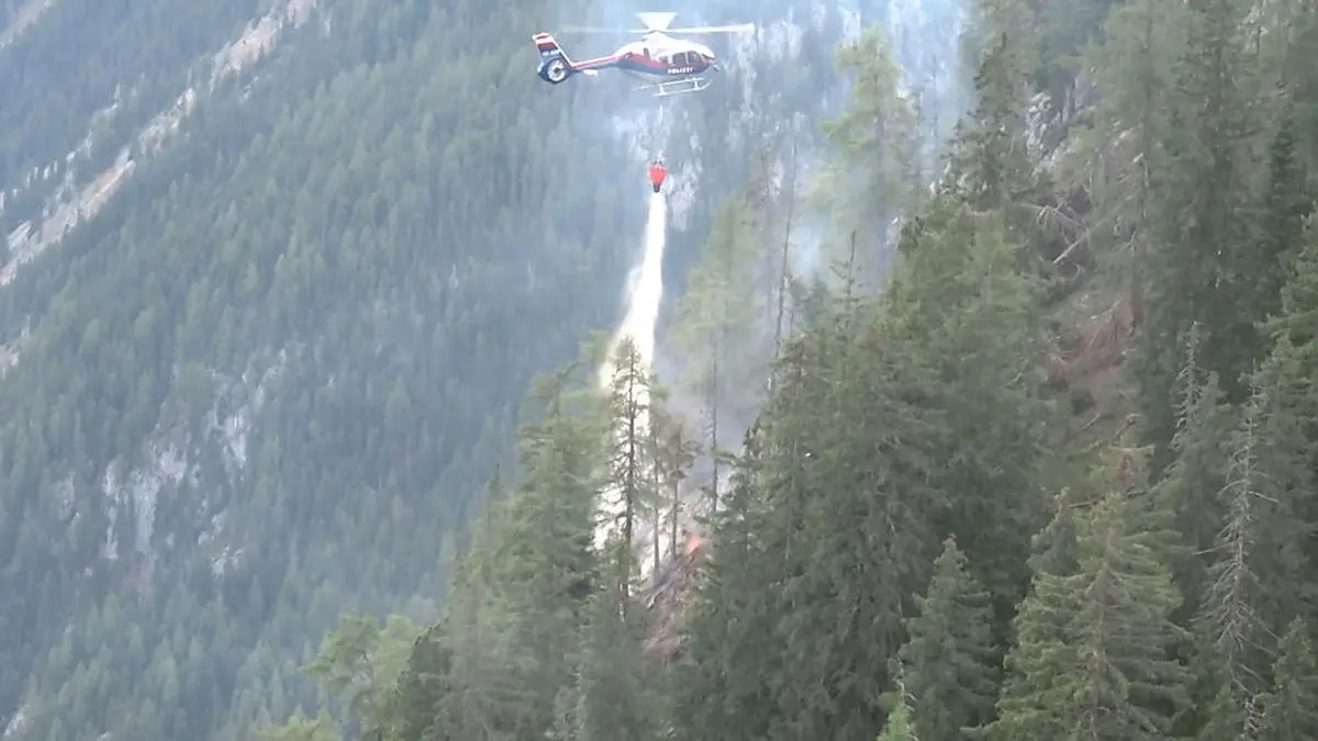 Mittels "Bambi Bucket" wurde Wasser abgeworfen