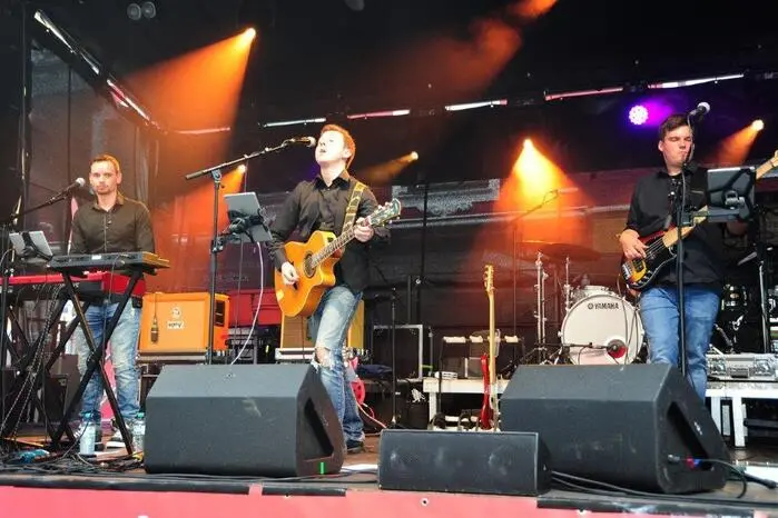 Auf der Oberwegbühne begeisterten „New West“ und „Blue Gecko“ mit Country- und Bluesmusik und es gab eine Western-Look-Modenschau.