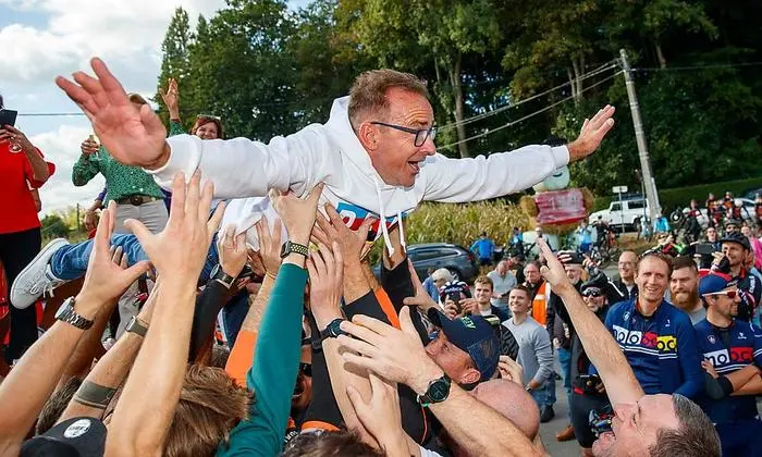 Auch Vater Patrick Evenepoel wurde in einem Café in de Rustberg in Schepdaal gefeiert wie sein Sohn, der Weltmeister