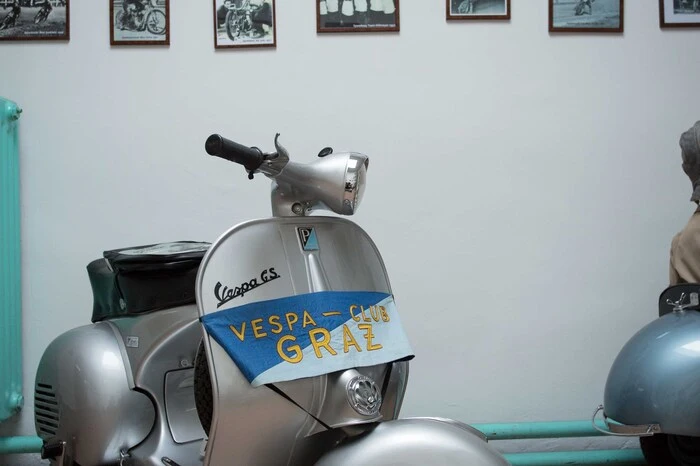 Im Vespa-Geschäft in der Moserhofgasse 32 wurde eine Hall of Fame eingerichtet...