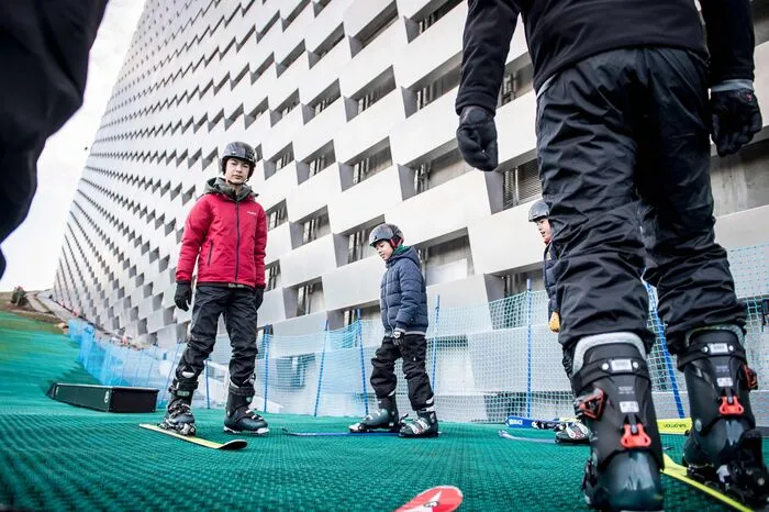 Dann soll eine 450 Meter lange Abfahrt möglich sein, ein Skilift soll die Gäste dafür bis auf 78 Meter Höhe bringen.