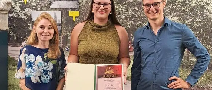 Lehrerin Sigrid Diethart, Preisträgerin Katharina Posch und Praktikumsbetreuer Martin Pfeiffer