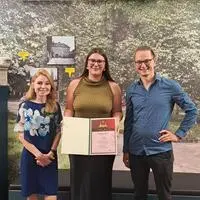 Lehrerin Sigrid Diethart, Preisträgerin Katharina Posch und Praktikumsbetreuer Martin Pfeiffer