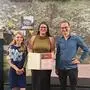 Lehrerin Sigrid Diethart, Preisträgerin Katharina Posch und Praktikumsbetreuer Martin Pfeiffer