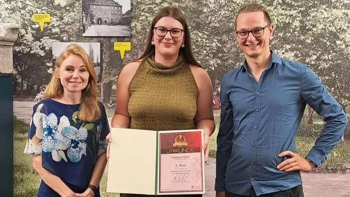 Lehrerin Sigrid Diethart, Preisträgerin Katharina Posch und Praktikumsbetreuer Martin Pfeiffer