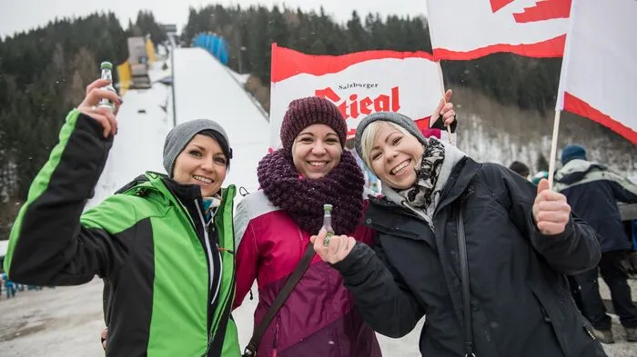 Fans mit österreichischen, japanischen, spanischen, deutschen und polnischen Flaggen harrten Sonntagmittag vor Beginn des Springens in der Kälte aus.