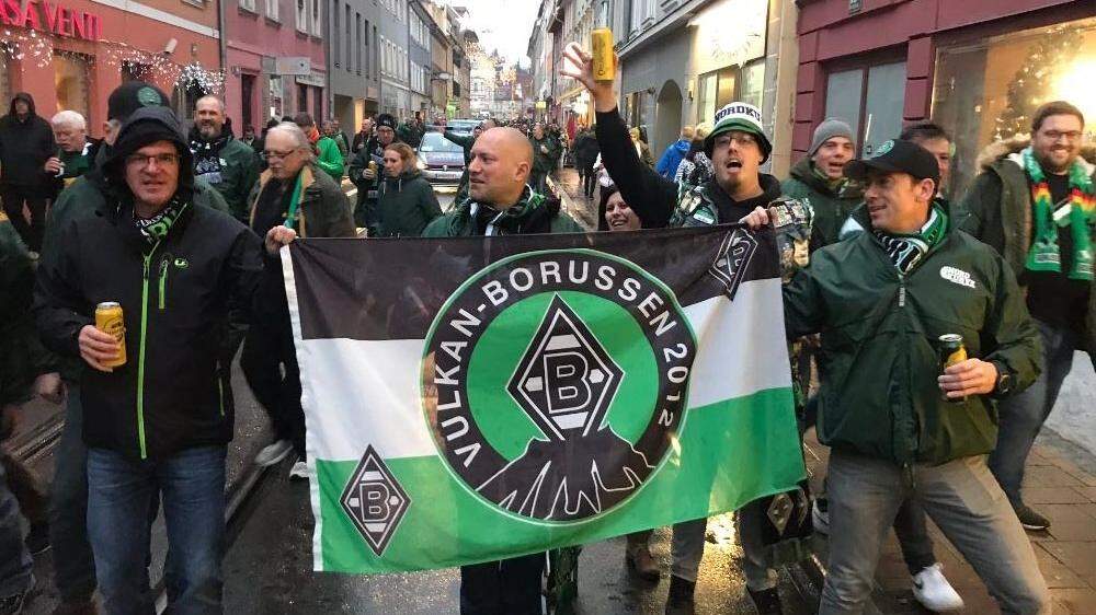 Feiernde Gladbacher Fans in der Grazer Innenstadt