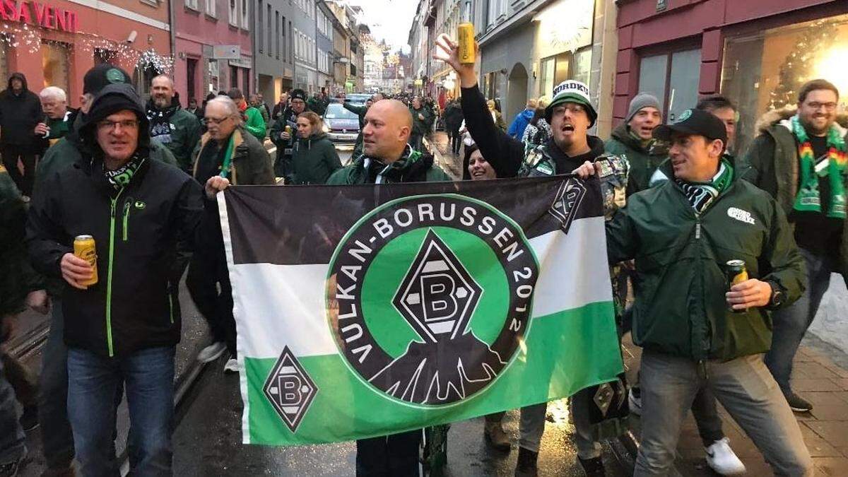 Feiernde Gladbacher Fans in der Grazer Innenstadt