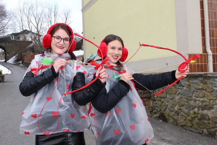 Natürlich darf auch Amor bei einem Faschingsrummel nicht fehlen und hier gibt es ihn gleich zwei Mal. 
