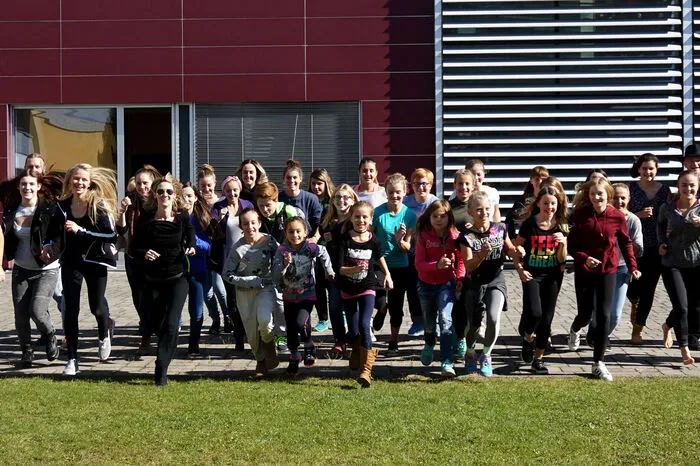 Unter dem Motto „Let the sunshine in“ wird bis zum nächsten Sommer im Zweiwochentakt gesungen, getanzt und gespielt.