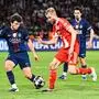 Joao Neves (PSG) und Konrad Laimer (Bayern) im Duell