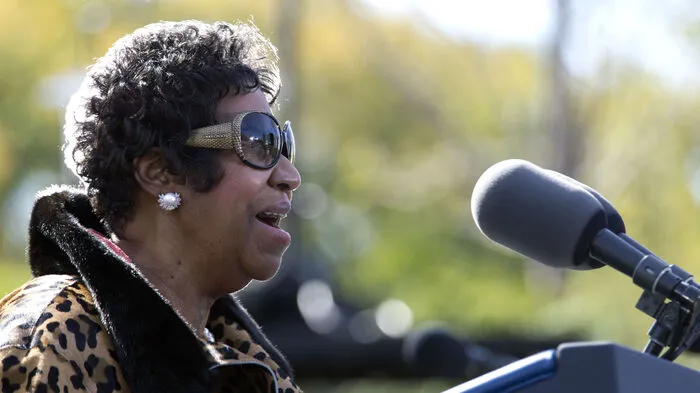 Aretha Franklin: 1987 wurde die Lady des Soul aufgenommen. Sie war die erste Musikerin, die nach der Gründung der "Rock and Roll Hall of Fame" 1986 aufgenommen wurde.