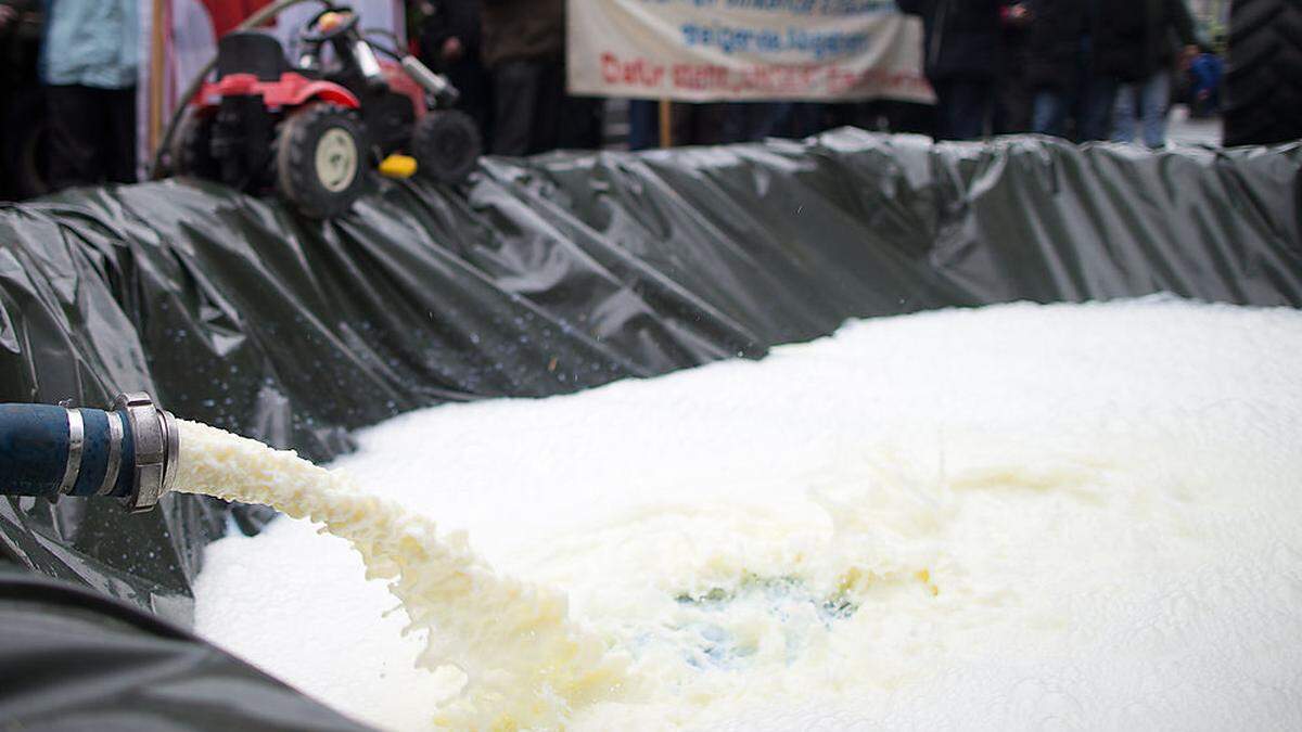 Ein &quot;Milchsee&quot; während einer Demonstration der Milchbauern im Vorjahr in Wien.