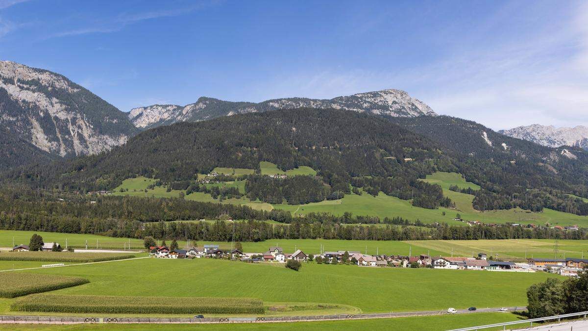 Um diese Wiese im Hauser Ortsteil Höhenfeld drehen sich die Diskussionen, das konkrete Grundstück befindet sich hinter den Bäumen rechts außen