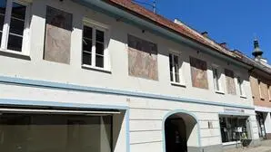Hausfassade mit bunten Fresken 