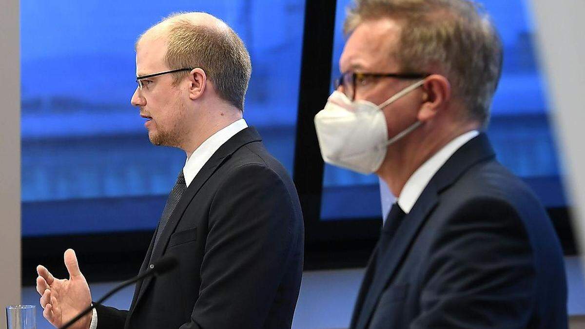 Molekarmediziner Andreas Bergthaler (links) informierten heute gemeinsam mit Gesundheitsminister Rudolf Anschober über die    Ausbreitung der neuen Variante des Covid-Virus