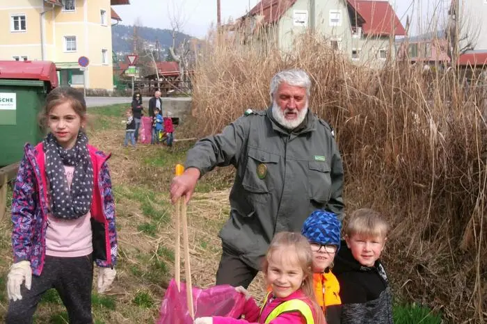 „Leider kamen dabei wieder 15 Säcke Müll zusammen“, ärgert sich Franz Groß (Foto) über Leute, die ihren Unrat in der Natur entsorgen. Der restliche Müll wird im Rahmen des Aktionstages „Steirischer Frühjahrsputz“ am 29. April eingesammelt. „Wir freuen uns über viele Teilnehmer“, so Groß.