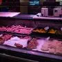 Das Bild zeigt eine Fleischtheke in einer Metzgerei. Die Auslage ist gefüllt mit einer Vielzahl von Fleischprodukten, die ordentlich angerichtet sind. | Im nordfranzösischen St. Quentin wurden vorsorglich zwei Metzgereien geschlossen, nachdem acht Kinder erkrankten (Symbolbild).