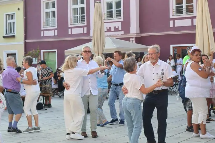 Kaum startete das erste Lied, war die Tanzfläche gefüllt.