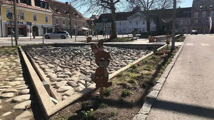 Montag, 16. März, später Vormittag. Der Hauptplatz der Bezirksstadt ist wie leergefegt.
