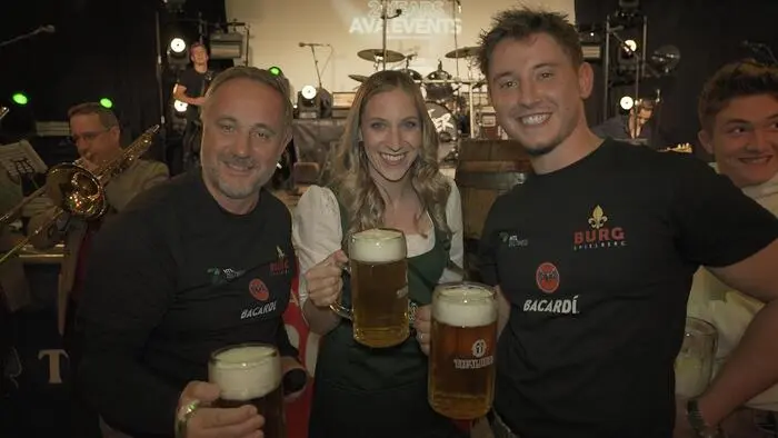 O’zapft is: Auftakt beim 1. Burg Oktoberfest in Spielberg. 