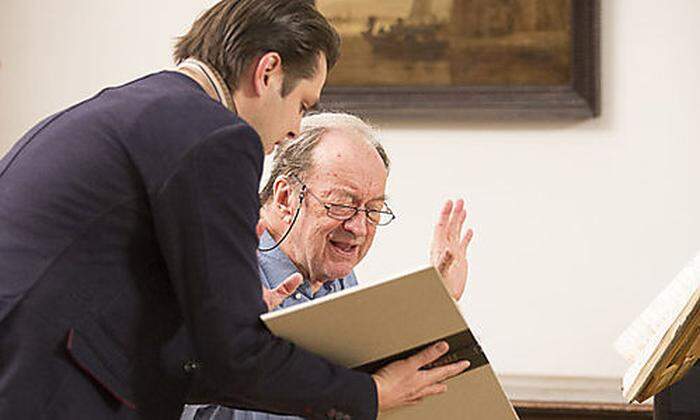 Stefan Gottfried beim Notenstudium mit Nikolaus Harnoncourt