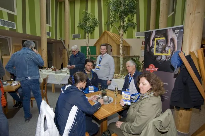 Zahlreiche Teilnehmer besuchten aber auch noch das Jufa-Hotel in Murau, wo es einen Imbiss gab und Autor Johann Tschmuck sein Buch „Das Tal der Mur“ präsentierte.