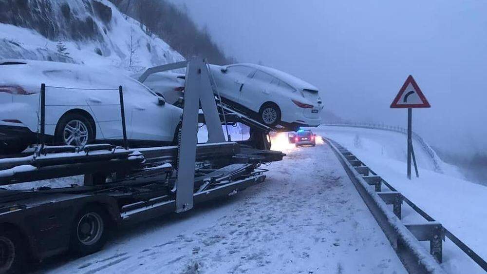 Der polnische Lkw war ohne Schneeketten unterwegs