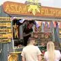 Zwei Leute stehen vor einem Asia-Filipino-Street-Food-Stand