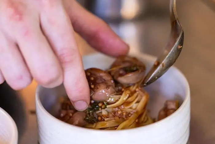 Die Butter-Nudeln auf Tellern anrichten, die Kitznieren daraufsetzen und großzügig mit der Sauce nappieren. Mit frischem Thymian vollenden.