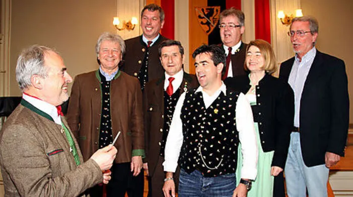 Bernhard Zlanabitnig (links), Vorsitzender des Musikausschusses. Am Foto mit dem Kärntner Sängerbund-Obmann Horst Moser (hinten, erster von links), dem Vizepräsidenten des Chorverbandes Österreich Dieter Schaffer (ganz rechts)  und Funktionären des Bundesvorstandes