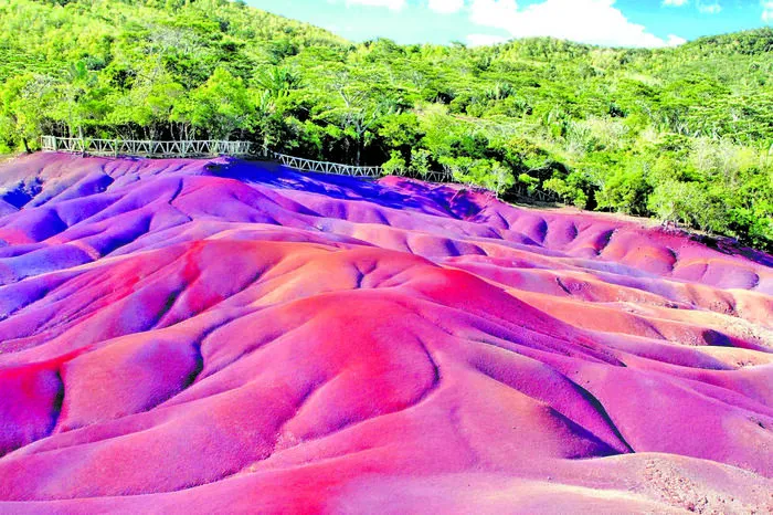 Ein Naturschauspiel ist die Terre des Couleurs, die Gesteinsformation „Siebenfarbige Erde“. In der Nähe des Ortes Chamarel im Südwesten der Insel können die Hügel aus Vulkanerde in Braun, Violett, Grün und Rot bewundert werden.