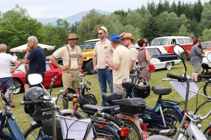 Die Piloten diskutierten gerne mit den Besuchern über die Hintergründe der Oldtimer.