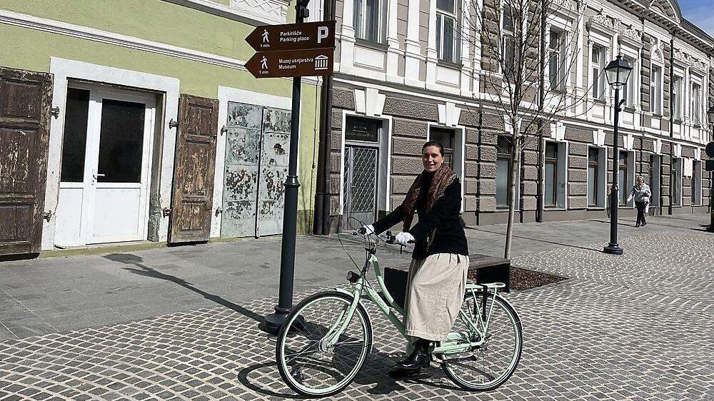 Stilecht im 30er-Jahre-Outfit auf einem Retro-Puch-Rad führt Guide Tina durch die alte Lederhochburg