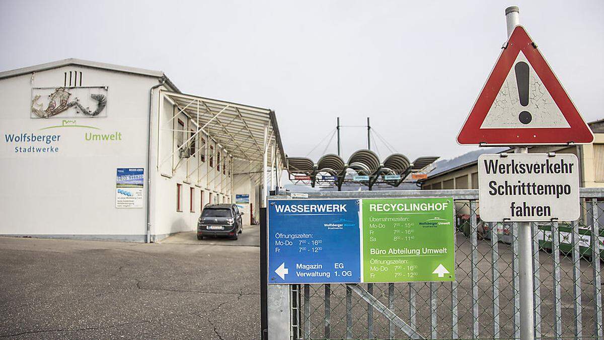 Maximal fünf Fahrzeuge dürfen sich gleichzeitig auf dem Gelände des Recyclinghofes aufhalten