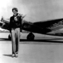 Amelia Earhart mit ihrer Lockheed 10-E Electra vor ihrem letzten Flug 1937