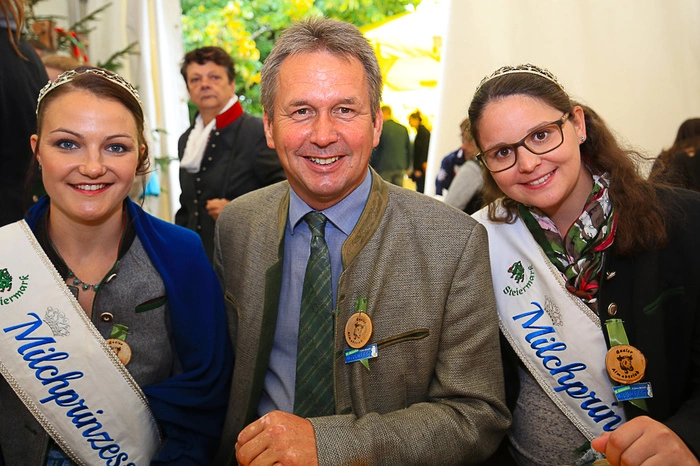 LK-Präsident Franz Titschenbacher mit den Milchprinzessinnen