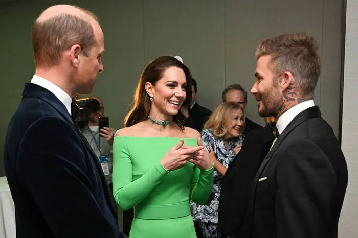 Berichten zufolge wollten William und Kate auch die Preisverleihung selbst möglichst wenig klimaschädlich gestalten. Kate erschien in einem eng anliegenden grünen Kleid, das sie angeblich für den Anlass gemietet hatte. 