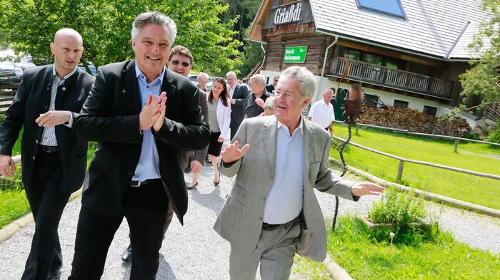 Trotz eines bewegten Freitags war sogar die Nummer 1 am Pogusch: Heinz Fischer, hier mit Kleine-Chefredakteur Hubert Patterer, ließ sich das Gipfeltreffen beim Steirereck nicht entgehen - übrigens einer seiner letzten offiziellen Auftritte als Bundespräsident.