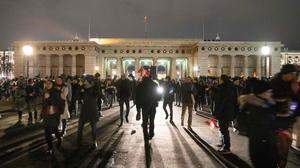 Demonstranten protestieren vor dem heldentor in Wien gegen die Coronarestriktionen