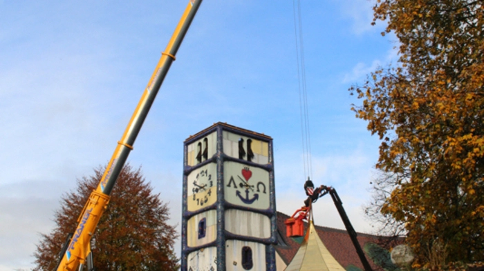 Mit einem Kran wurde der Zwiebelhelm hochgezogen