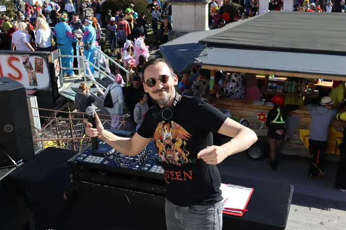 DJ Markus Weiss sorgte mit seinen "WM Sounds" für gute Stimmung und spielte Musik direkt von der Kirchenstiege.