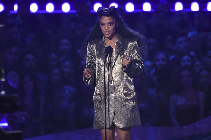 US-Schauspielerin Tessa Thompson präsentiert die Nominierungen für den Besten Film.