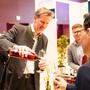 Martin Palz vom Referat Weinbau der Landwirtschaftskammer füllte die Gläser der Gäste